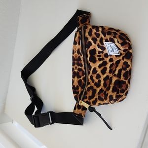 Herschel fanny pack in leopard